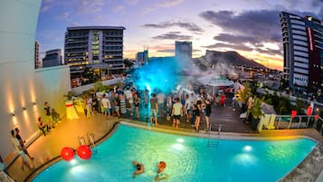 Piscina all'aperto, lettini