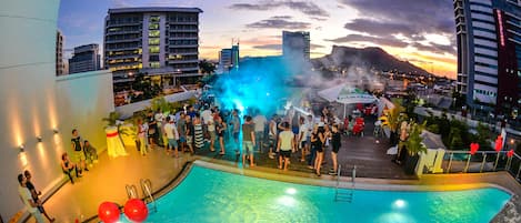 Una piscina al aire libre, tumbonas