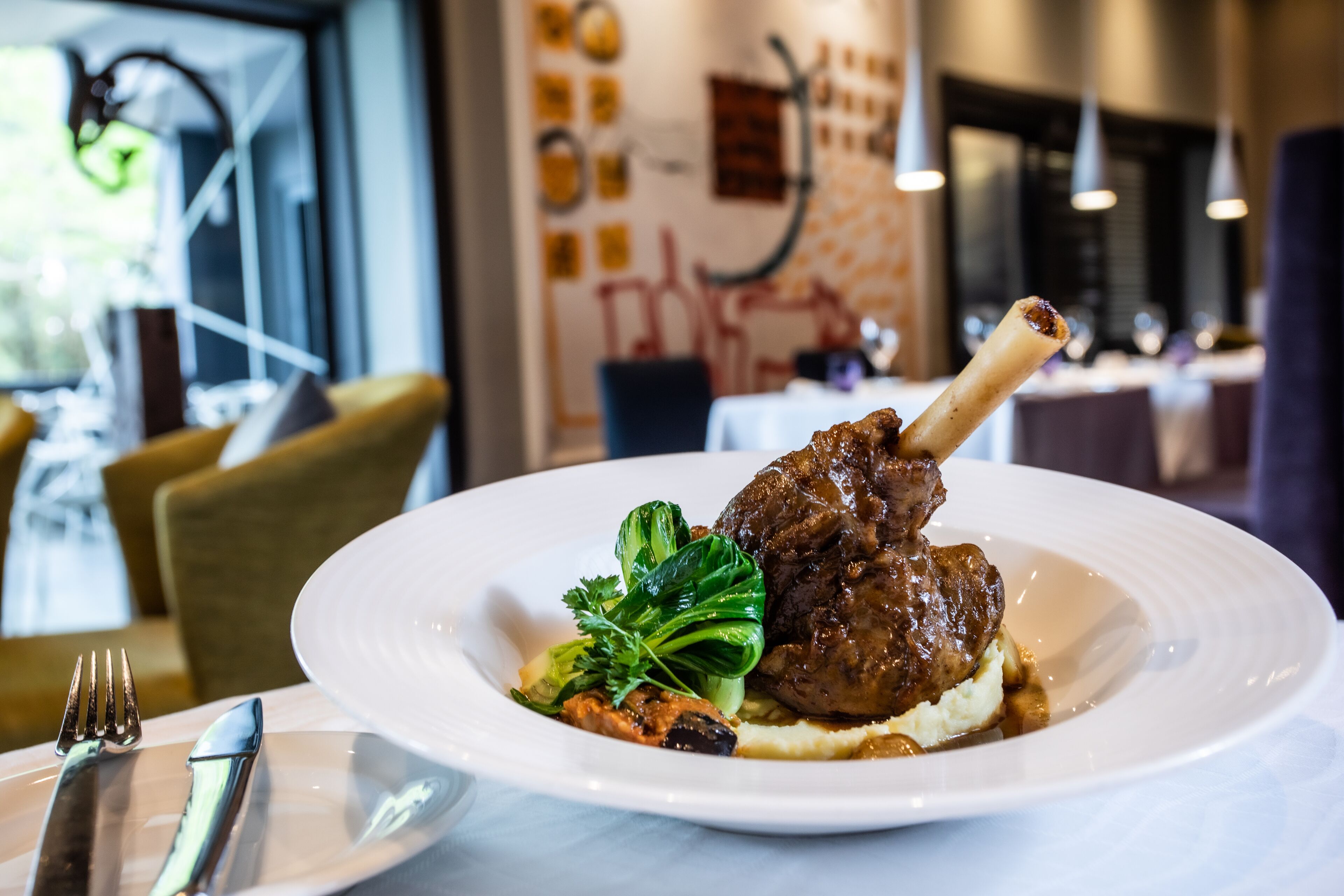 Un piatto con carne, verdure e purè di patate.