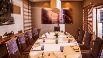 2 restaurants, breakfast served