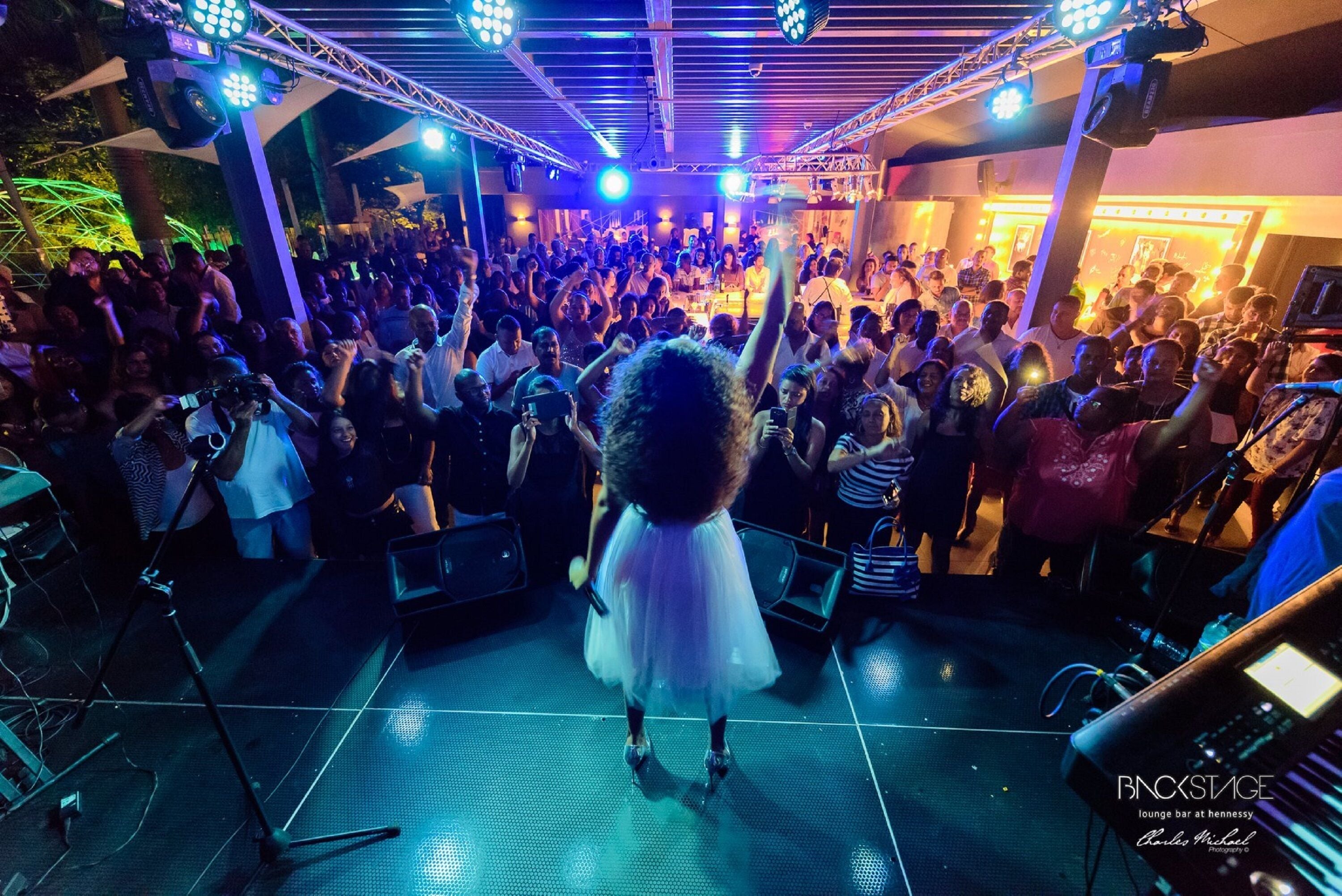 serves lunch, dinner and happy hour