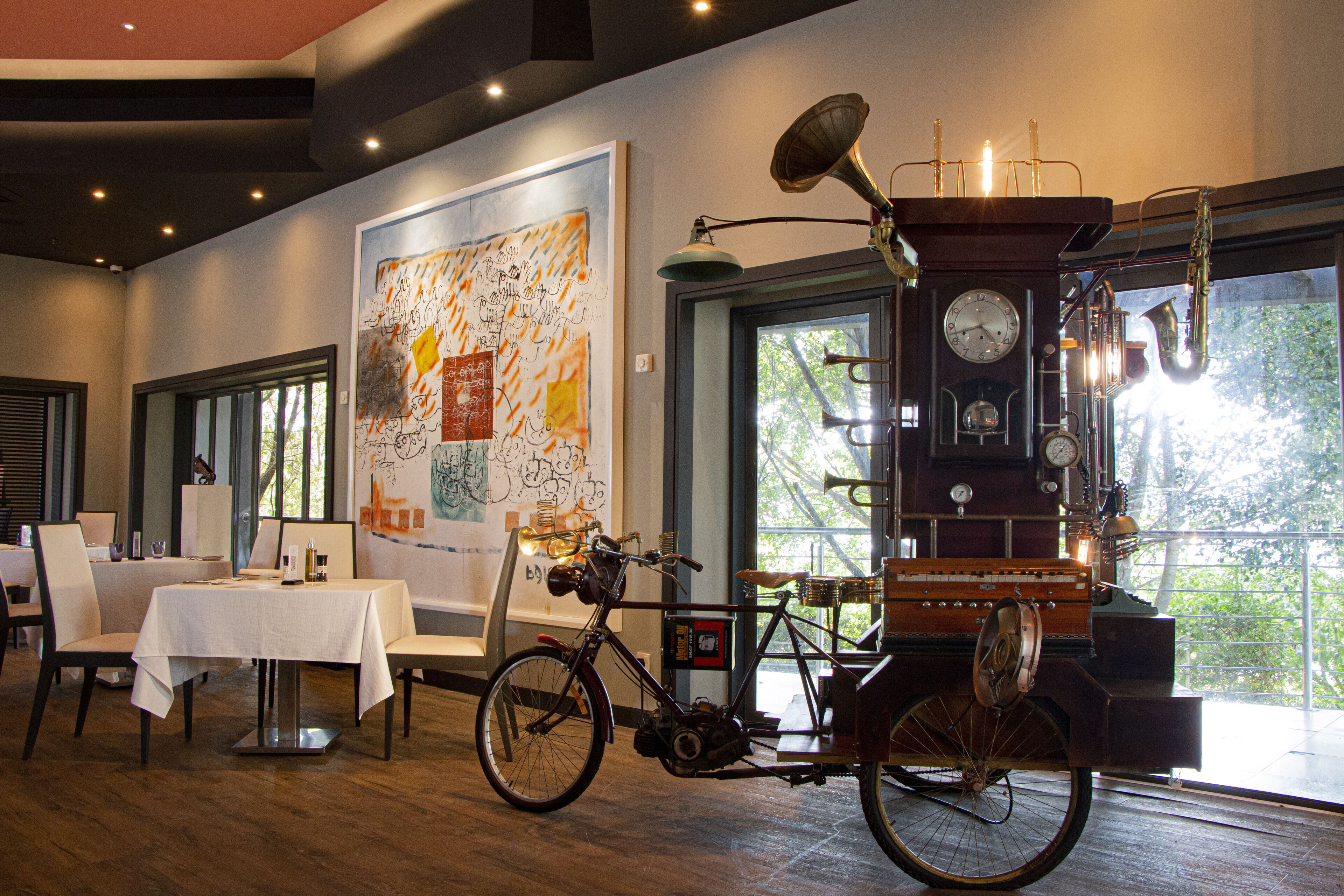 2 restaurants, breakfast served