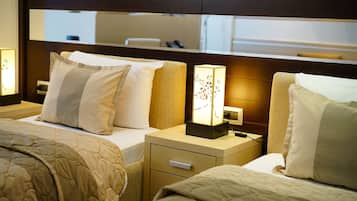 Twin kamer | Een minibar, een kluis op de kamer, een bureau, een laptopwerkplek