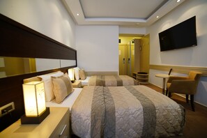 Minibar, in-room safe, desk, laptop workspace - Hotel Vojvodina (Zrenjanin)