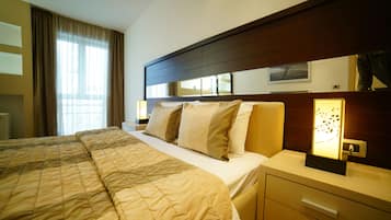 Double Room | Minibar, in-room safe, desk, laptop workspace