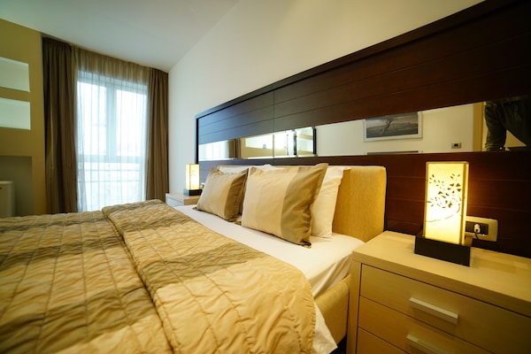 Tweepersoonskamer | Een minibar, een kluis op de kamer, een bureau, een laptopwerkplek