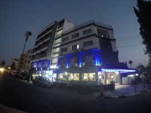住宿正面 (夜晚)