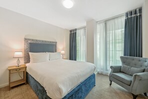 Apartamento standard, 3 quartos | 1 quarto, escrivaninha, cortinas blackout, ferros/tábuas de passar roupa