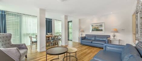 Departamento estándar, 3 habitaciones | Área de sala de estar | Televisión de pantalla plana