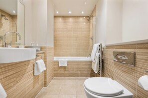 Bathroom - Princes Street Suites (Edinburgh)