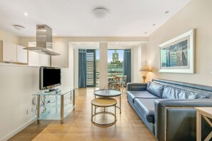 Apartamento, 1 quarto | Área de estar | TV de tela plana