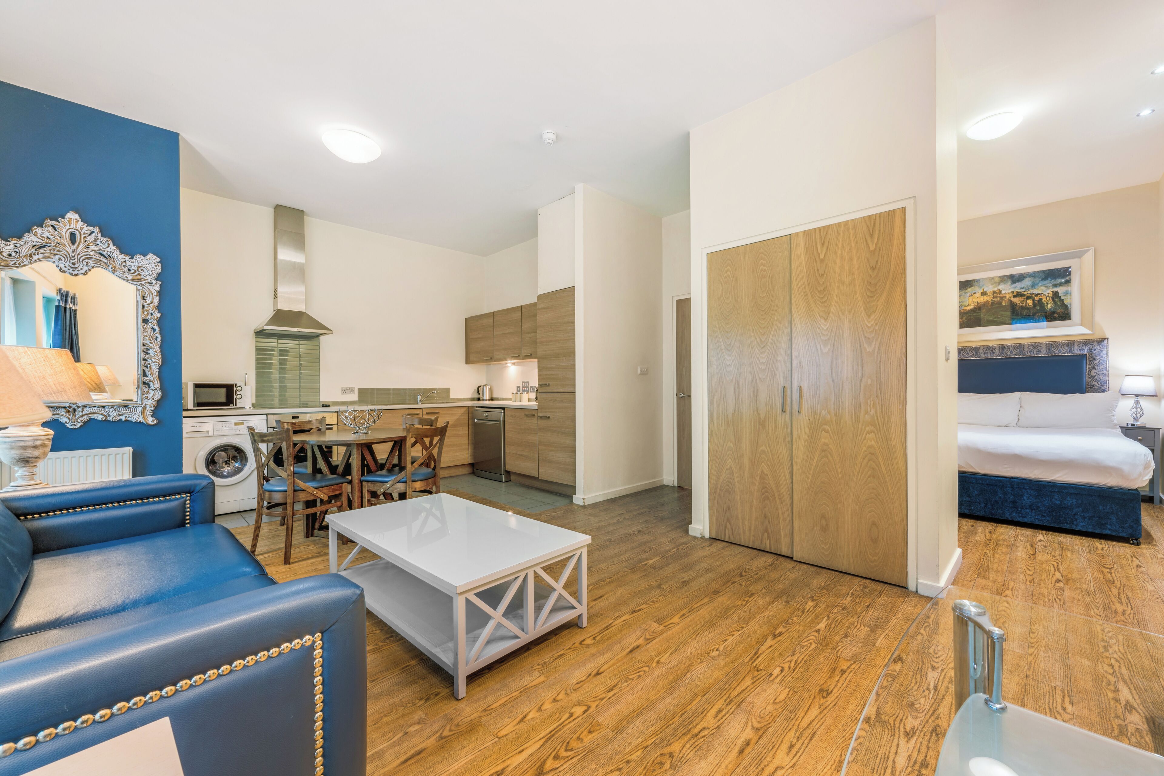 Un appartement moderne comprenant un coin repas, une cuisine et une chambre.