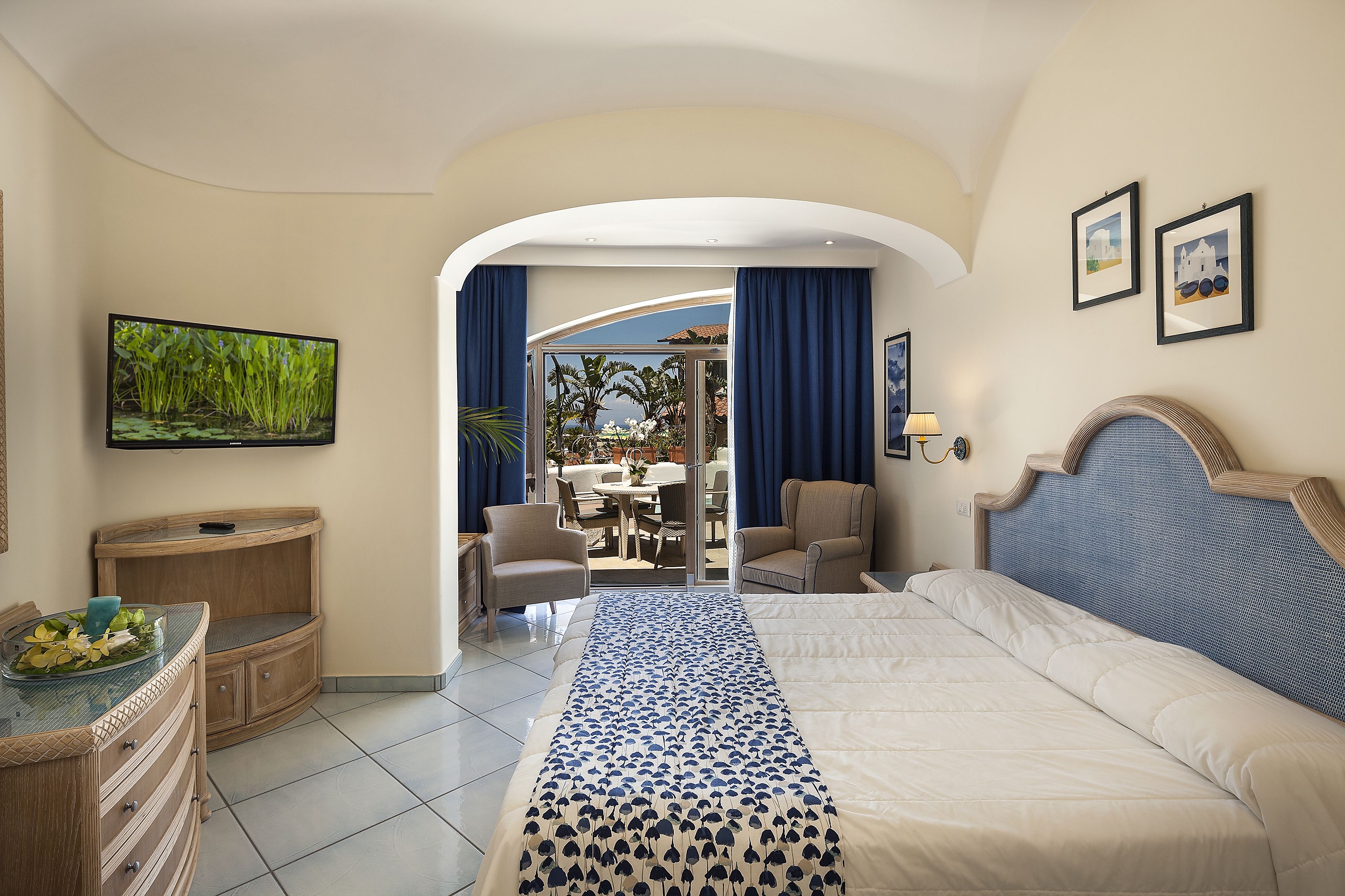 Suite Exclusive (Spa Access) | Area soggiorno | TV a schermo piatto 32 pollici con canali digitali, TV