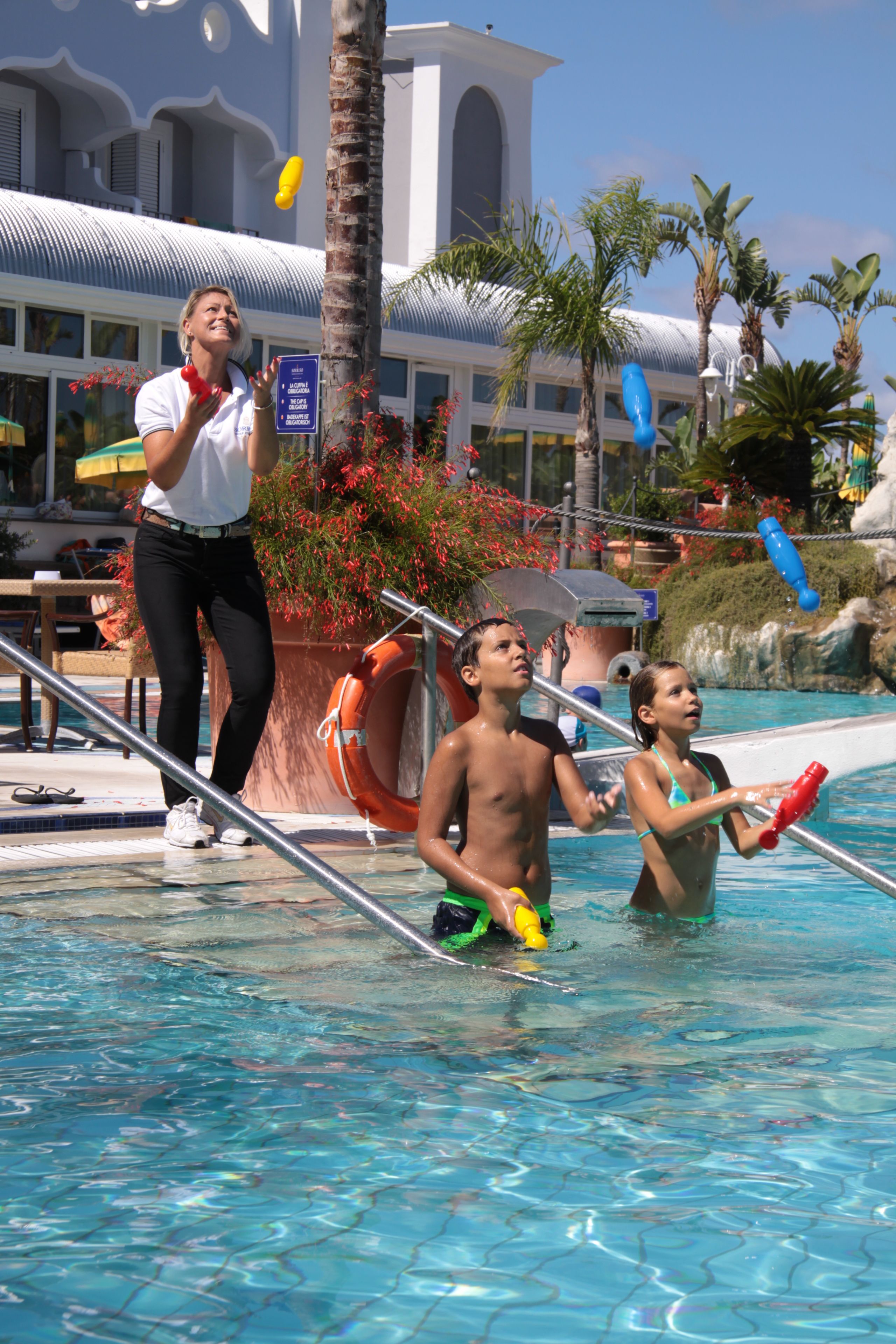 Innenpool, 2 Außenpools, Sonnenschirme, Liegestühle