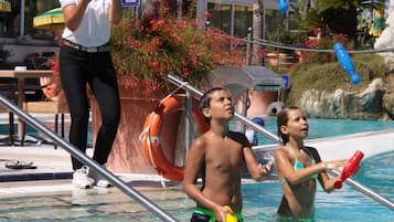 Piscine couverte, 2 piscines extérieures, parasols de plage