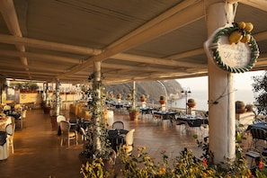 2 restaurants, lunch, dinner served; Italian cuisine