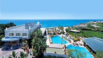 Piscine couverte, 2 piscines extérieures, parasols de plage