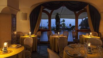 2 restaurants; lunch and dinner served