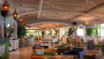 2 restaurantes, se sirven comidas, cenas y cocina italiana