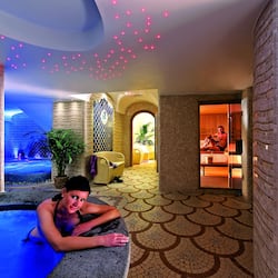 Salas de tratamiento para parejas, sauna y tina de hidromasaje