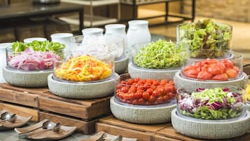 Petit déjeuner buffet (2500 JPY par personne)