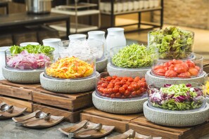 Tägliches Frühstücksbuffet (2500 JPY pro Person)