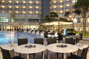 3 restaurantes; se sirve almuerzo y cena