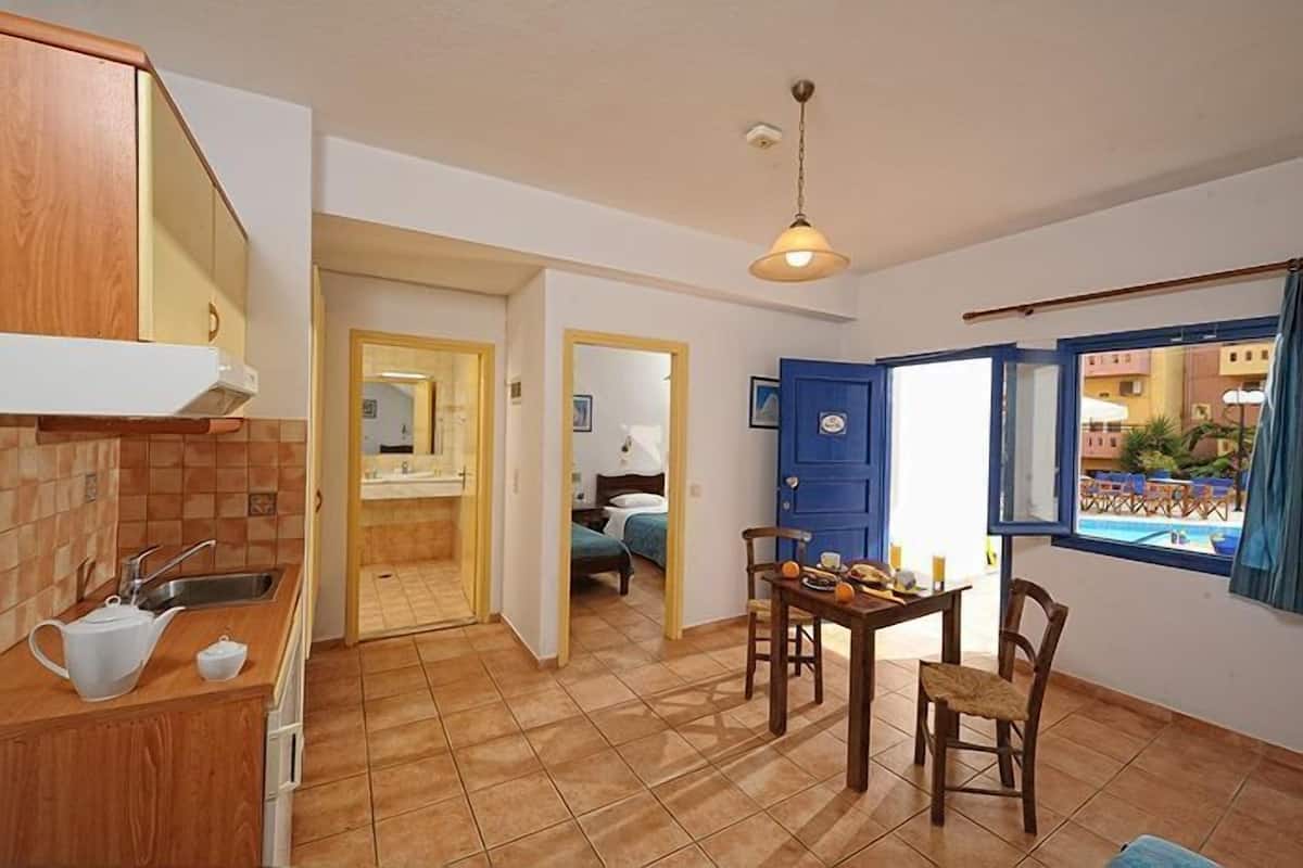 studio (promo for 3 people) | in-room dining