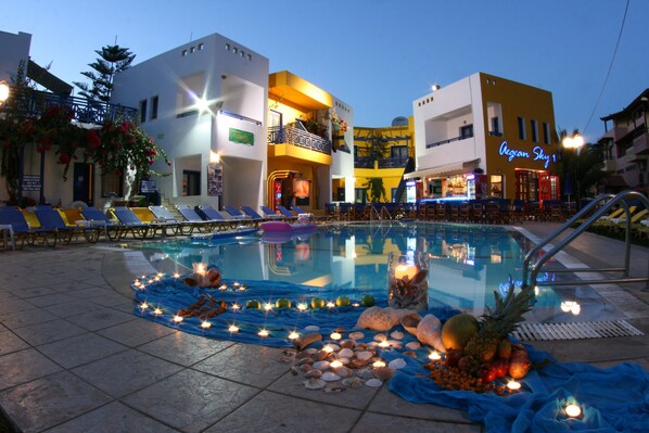 Outdoor pool, pool loungers - Aegean Sky Hotel & Suites (Hersonissos)