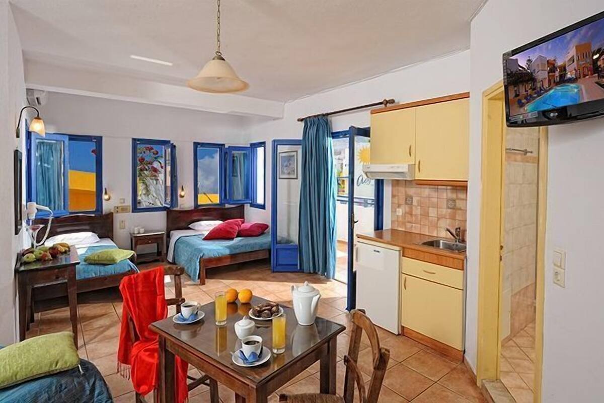 Studio (Promo for 3 people) | Living area | 24-inch flat-screen TV with satellite channels, TV