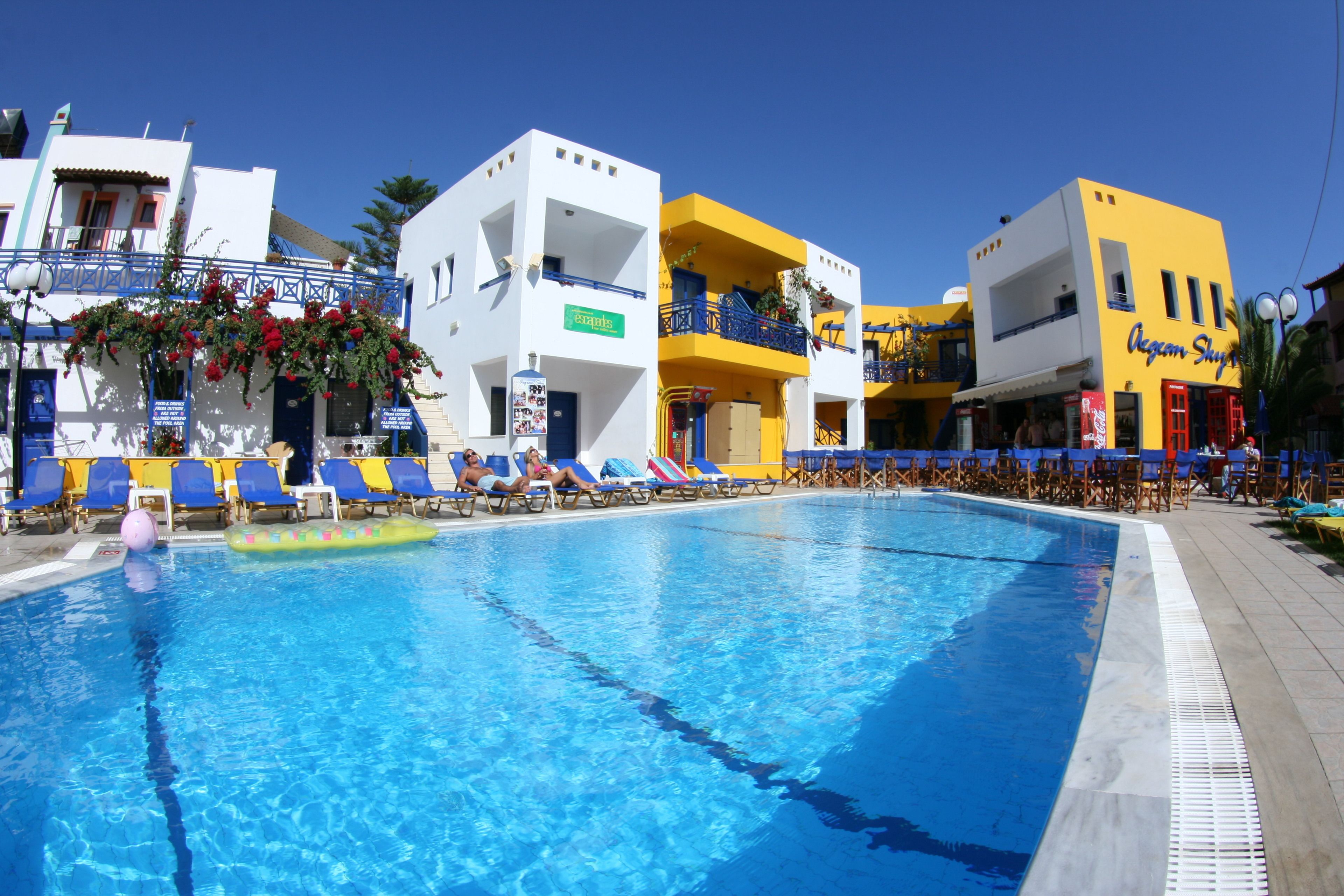 Piscine extérieure, chaises longues