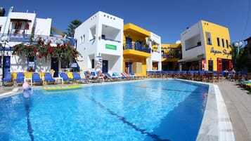 Una piscina al aire libre, tumbonas