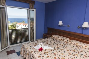 1 habitación, caja de seguridad en la habitación y escritorio 