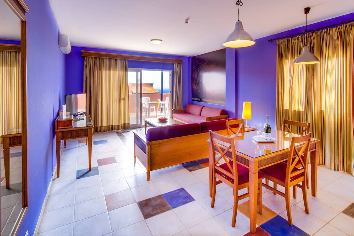 Standaard appartement, 1 slaapkamer | 1 slaapkamer, een kluis op de kamer, een bureau