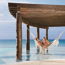 3 albercas al aire libre, alberca climatizada y sombrillas en la alberca