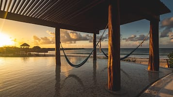 3 outdoor pools, a heated pool, open 7:00 AM to 7:00 PM, pool umbrellas