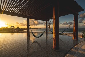 3 buitenzwembaden, een verwarmd zwembad, parasols voor strand/zwembad