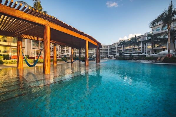 3 outdoor pools, a heated pool, open 7:00 AM to 7:00 PM, pool umbrellas