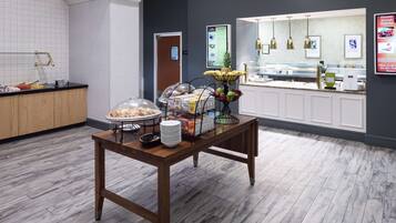 Frukost enligt egen bestÀllning varje dag (USD 19.00 per person)