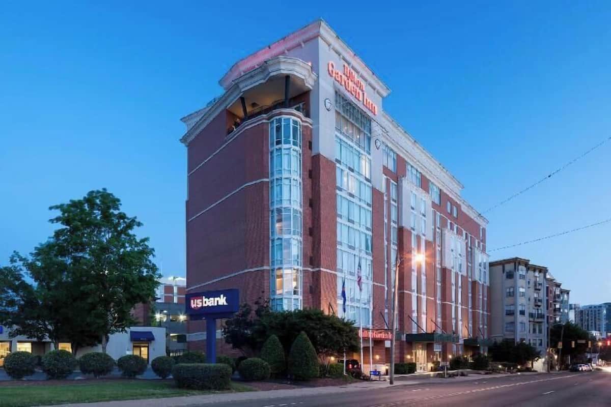 Ein Hotel mit auffälligem Schild der US Bank, einem großzügigen Eingang mit Glasfassade und einer roten Backsteinfassade.