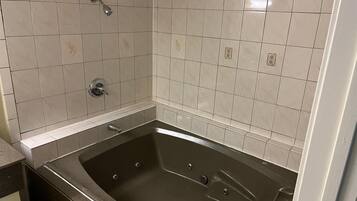 Combined shower/tub, hair dryer, towels
