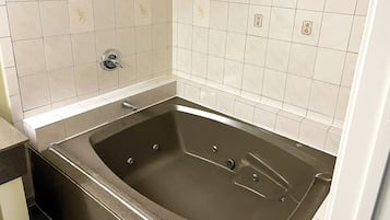 Combined shower/bathtub, hair dryer, towels