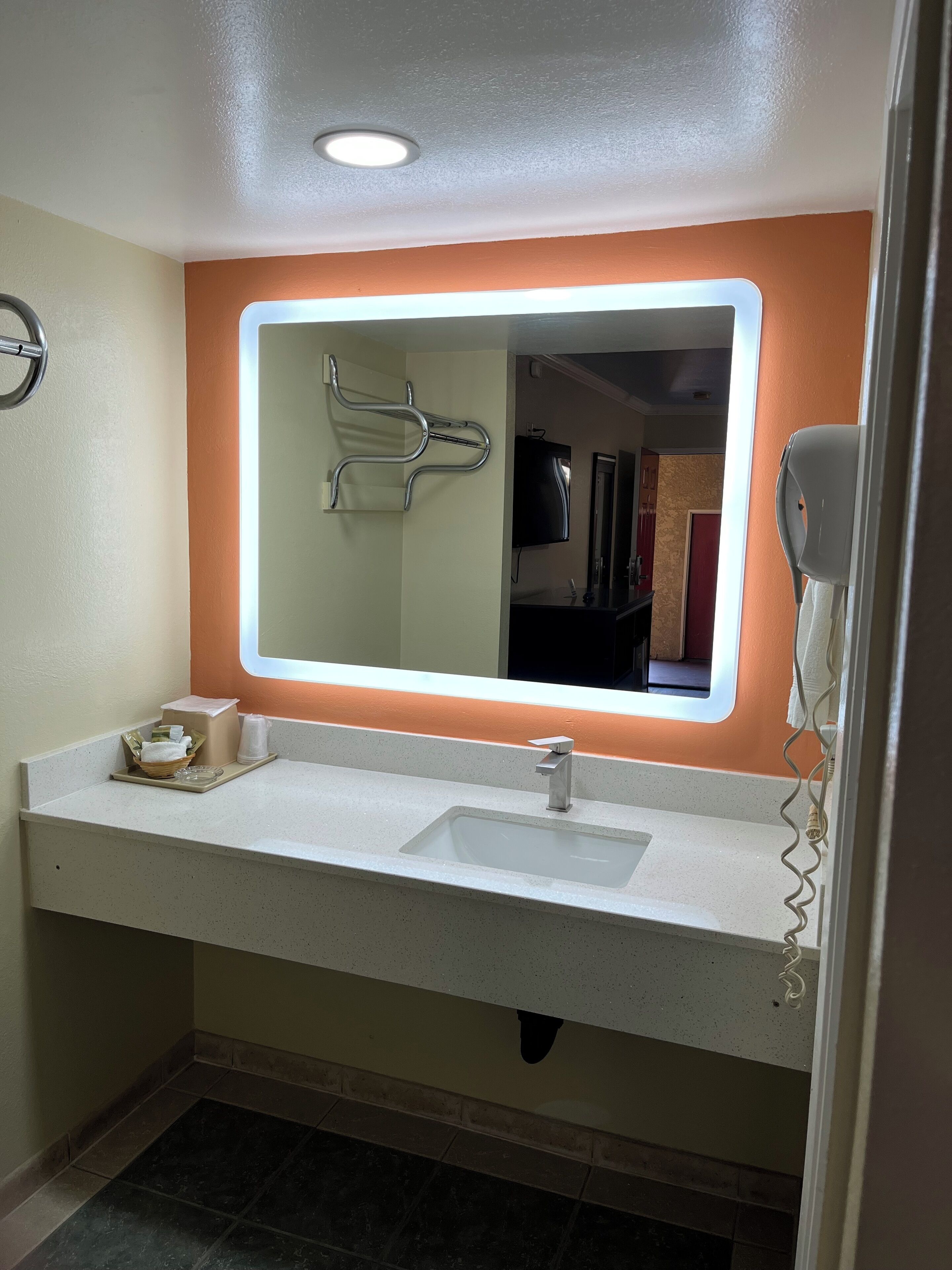 Ensemble baignoire-douche, séchoir à cheveux, serviettes fournies