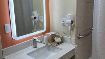 Kamer, 1 kingsize bed, toegankelijk voor mindervaliden, niet-roken | Badkamer | Een bad/douchecombinatie, een haardroger, handdoeken