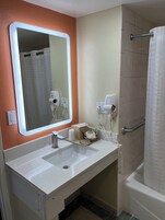 Quarto, 1 cama King, acessível, para não fumantes | Banheiro | Chuveiro/banheira combinados, secador de cabelo, toalhas de banho 