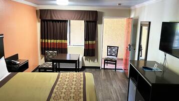 Een bureau, een laptopwerkplek, gratis wifi, beddengoed