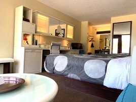 办公桌、隔音、熨斗/熨板、免费 WiFi