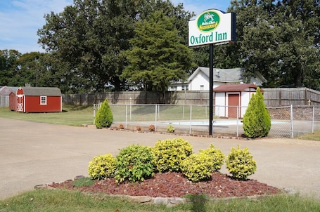 Exterior. Oxford Inn Ozark