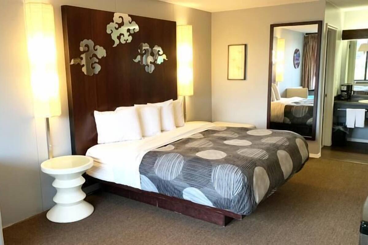 desk, soundproofing, iron/ironing board, free wifi