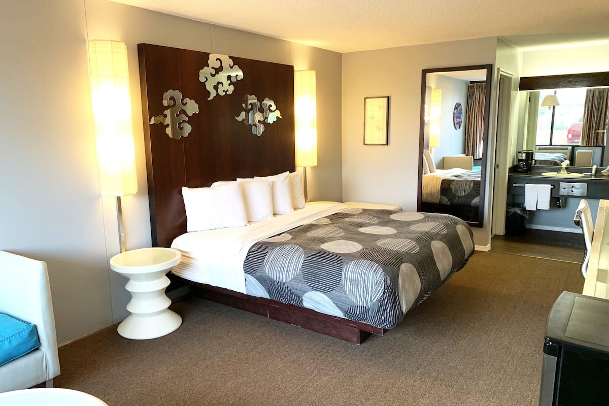 desk, soundproofing, iron/ironing board, free wifi